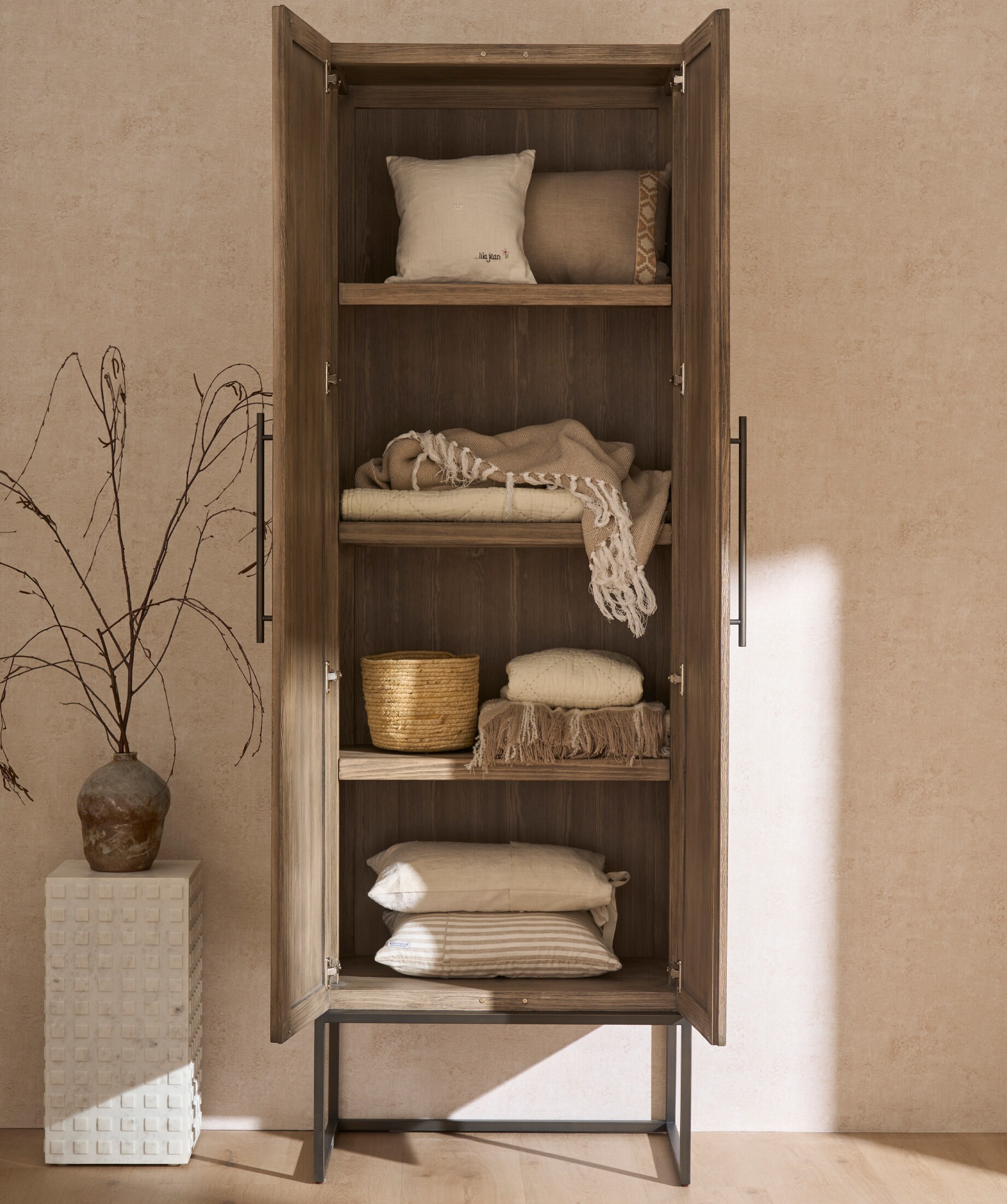 Dwell Cabinet